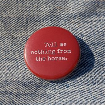 Ansteckbutton Tell me nothing from the horse auf Jeans